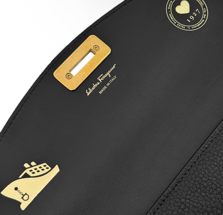 페레가모 간치니 22 클로저 플랩 장지갑 블랙 금장--4