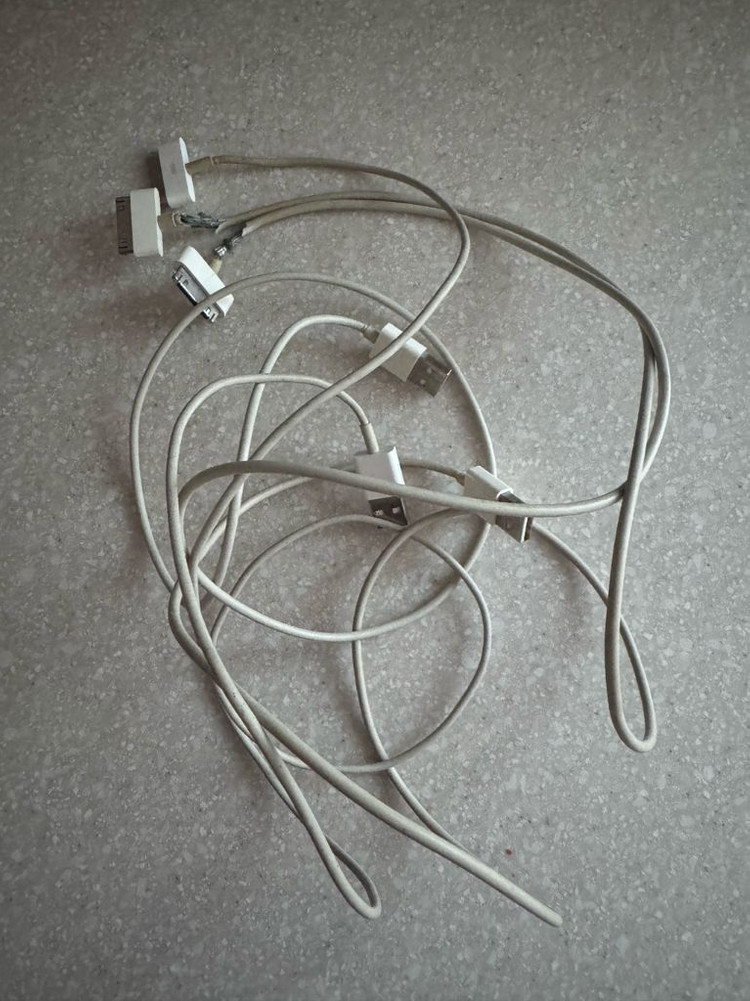 [거의새것]아이패드 A1430 64GB&키티케이스&충전선3개--3