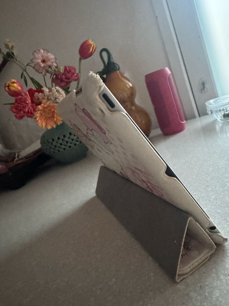 [거의새것]아이패드 A1430 64GB&키티케이스&충전선3개--5