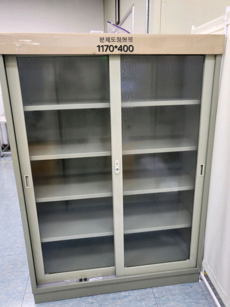 파티션 책상 의자 원탁 작업탁자 철제캐비넷 철재옷장 서랍 책장 수납장 회의용테이블 회의용의자 철재유리진열장 이미지