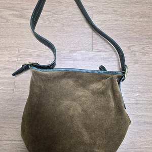 마뛰뷔 버킷백 브라운 판매합니다 (스웨이드)