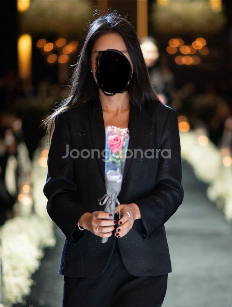 코스모폴리탄줄라이 블랙 글리터 자켓 2사이즈--1