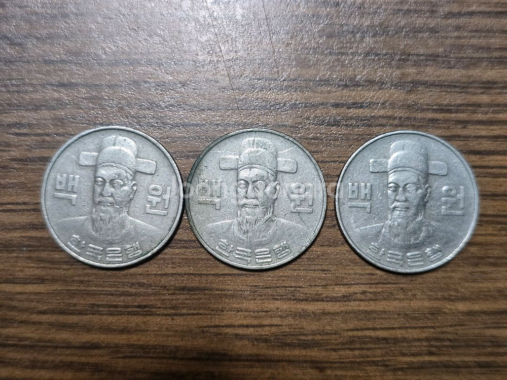 82년 100원 동전 3개 일괄판매--1