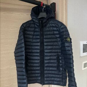 스톤아일랜드 룸우븐 체임버스 경량패딩 다크네이비 M사이즈 거의 새것