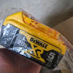 디월트 20V 배터리 & 충전기 세트 새제품