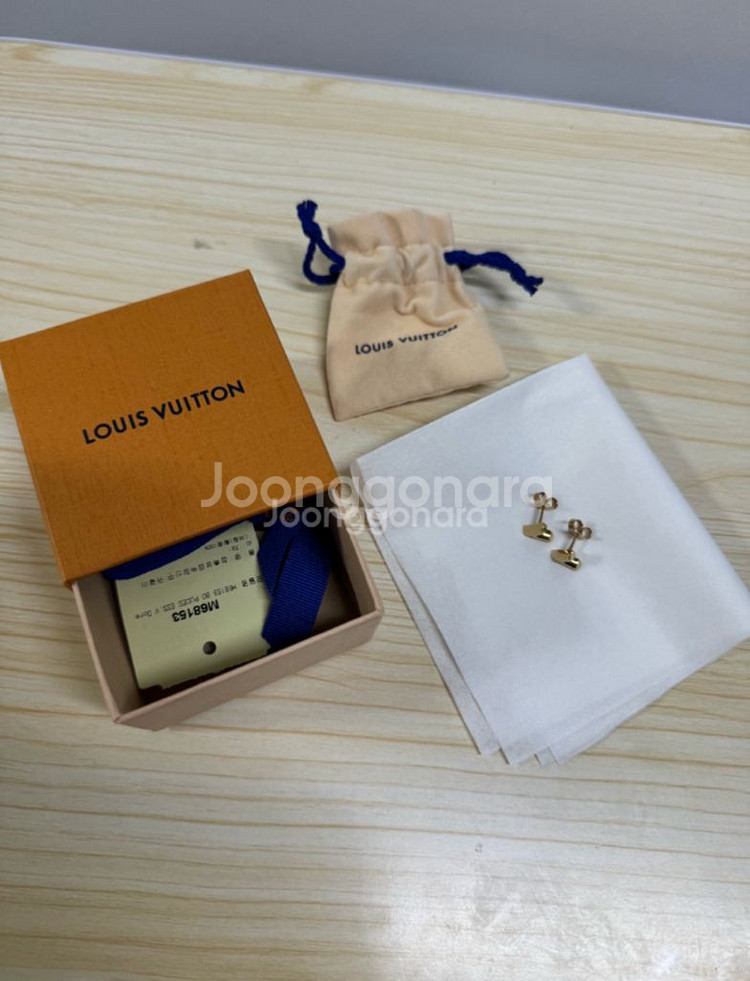 (미착용 새상품) 루이비통 에센셜 V 스터드형 귀걸이 골드--1
