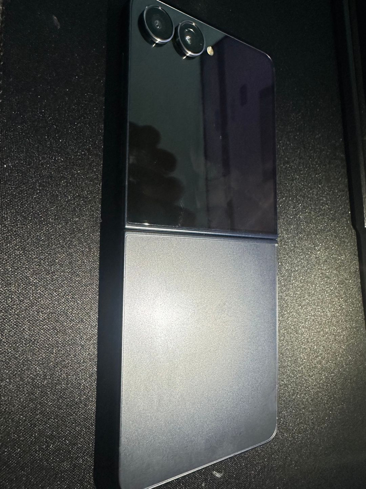 갤럭시Z플립7 256GB 블랙색상--0