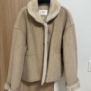 베르가못 무스탕 베이지 이미지