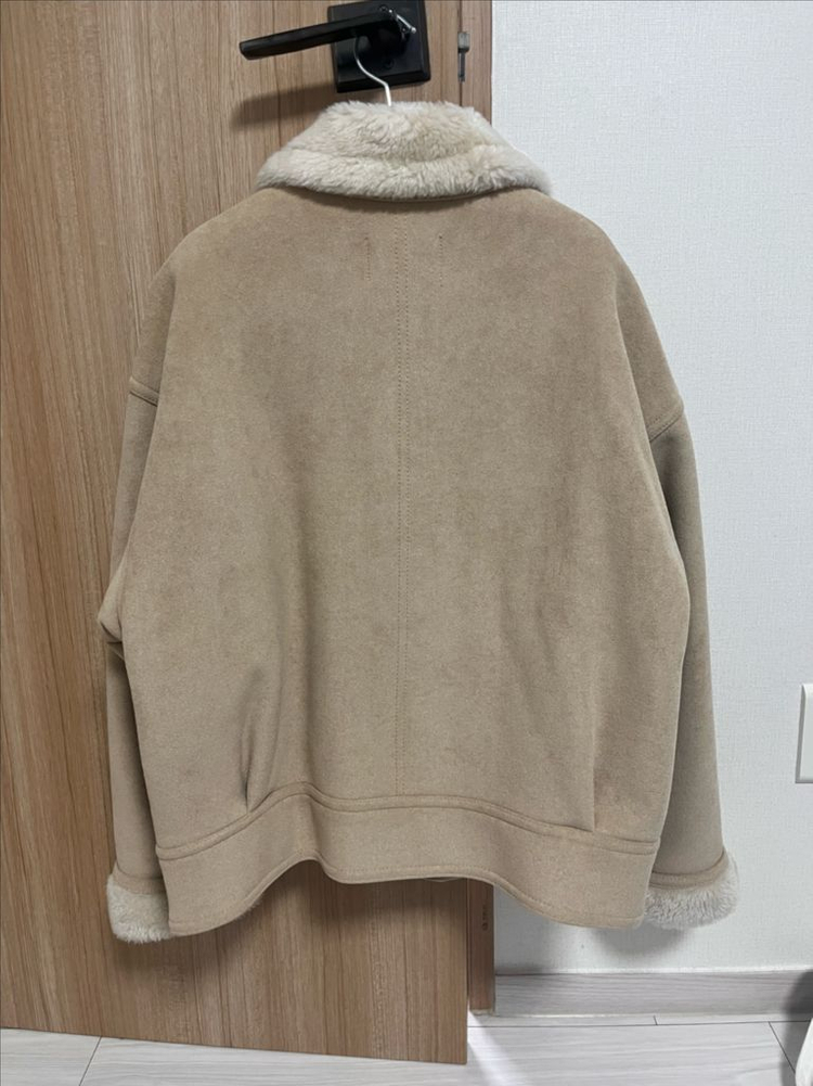 베르가못 무스탕 베이지 이미지