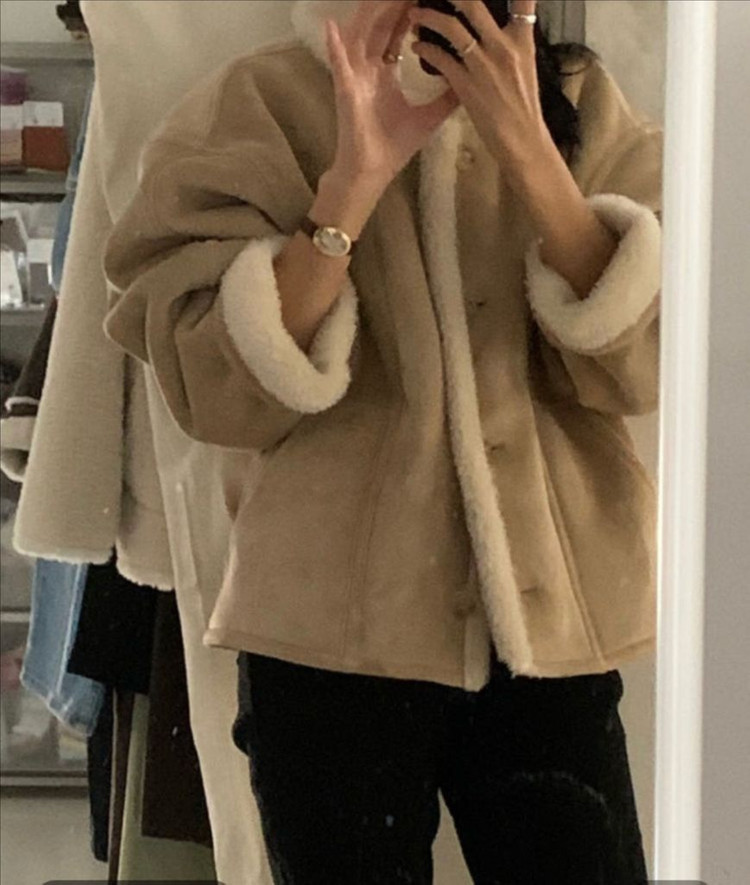 베르가못 무스탕 베이지 이미지