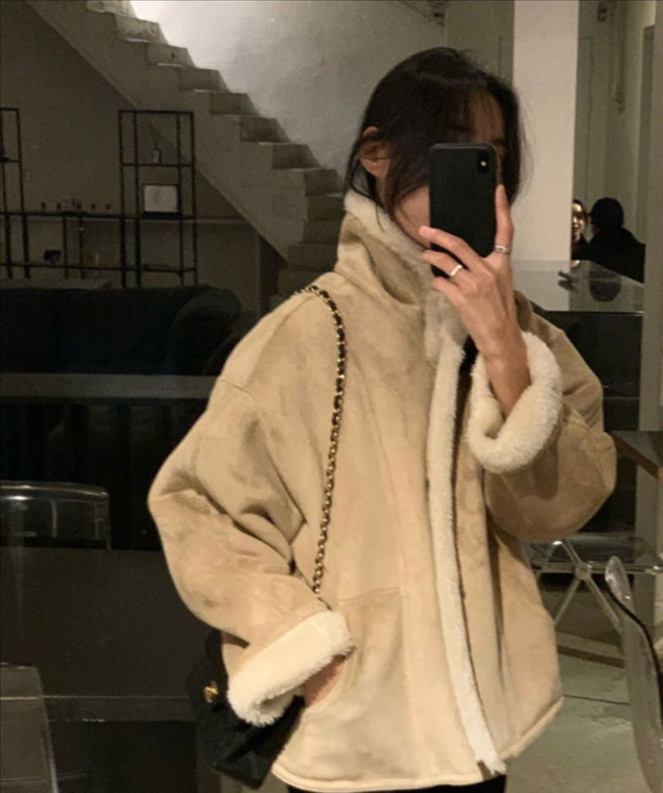 베르가못 무스탕 베이지 이미지