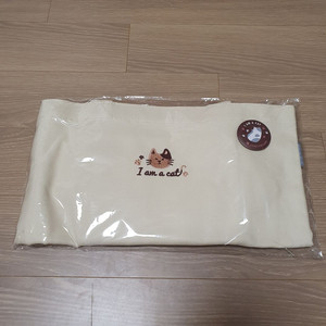 (미개봉 새상품) 알라딘 서점 20주년 기념 럭키백 나는 고양이로소이다 자수 에코백+핀버튼 판매합니다. 이미지