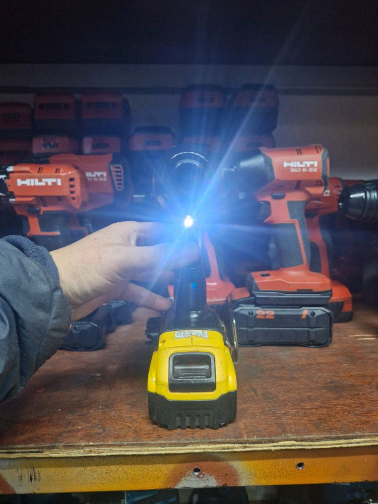 디월트충전함마드릴DCD785 디월트함마드릴 디월트충전드릴 이미지