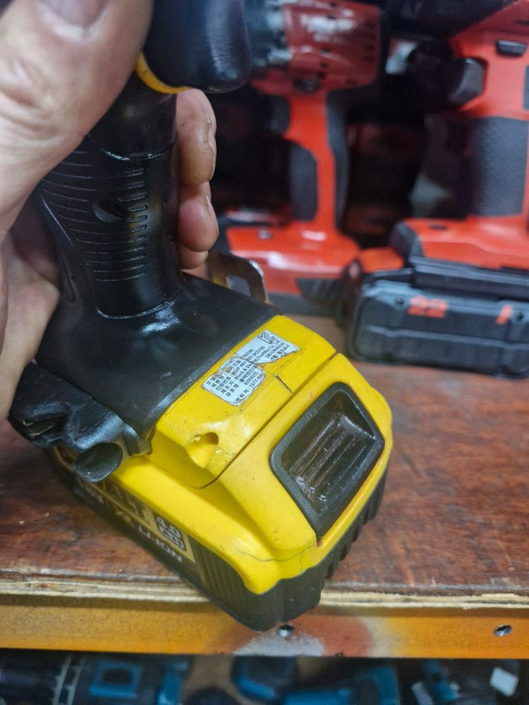 디월트충전함마드릴DCD785 디월트함마드릴 디월트충전드릴 이미지