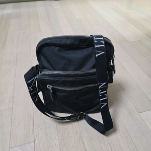 발렌티노 가라바니 VLTN 크로스백 블랙 팔아요~