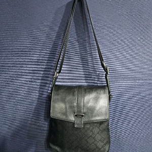 투미 블랙 크로스백