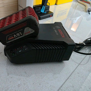 보쉬 18V 리튬배터리 충전기 세트 이미지