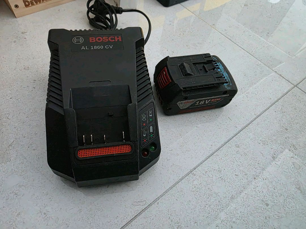 보쉬 18V 리튬배터리 충전기 세트 이미지