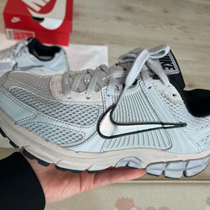 우먼 나이키 줌 보메로5 240 이미지