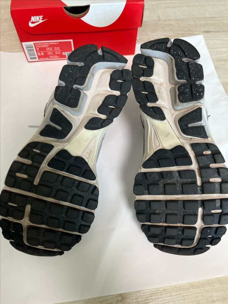 우먼 나이키 줌 보메로5 240 이미지