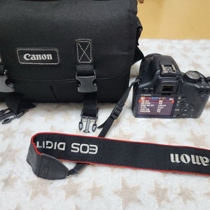 캐논 EOS 500D 카메라 18-55mm입니다.메모리4GB.가방포함 정상작동.화면좌측측면.고무덥게없음(사진참고).