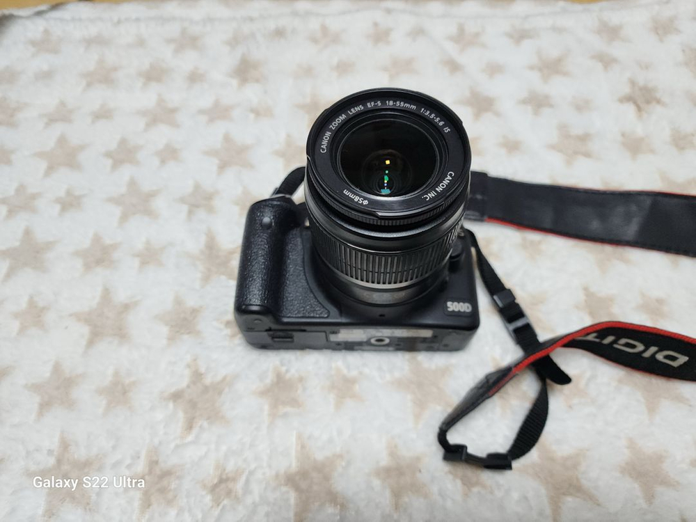 캐논 EOS 500D 카메라 18-55mm입니다.메모리4GB.가방포함 정상작동.화면좌측측면.고무덥게없음(사진참고).--1