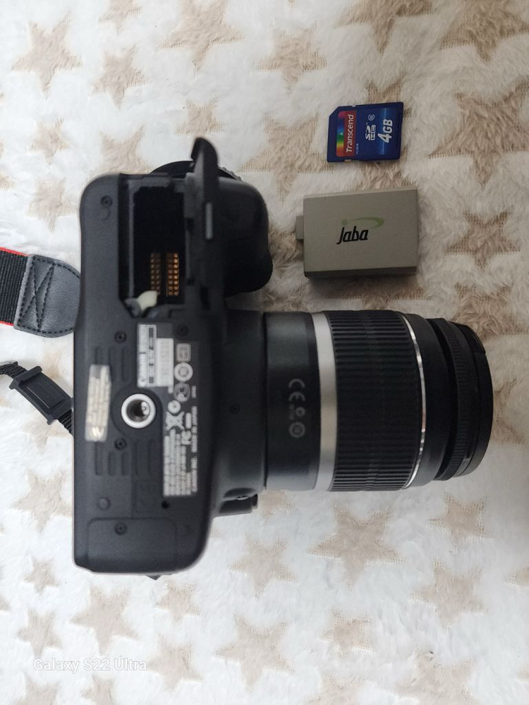 캐논 EOS 500D 카메라 18-55mm입니다.메모리4GB.가방포함 정상작동.화면좌측측면.고무덥게없음(사진참고).--3