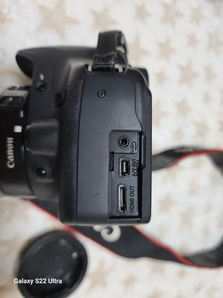 캐논 EOS 500D 카메라 18-55mm입니다.메모리4GB.가방포함 정상작동.화면좌측측면.고무덥게없음(사진참고).--4