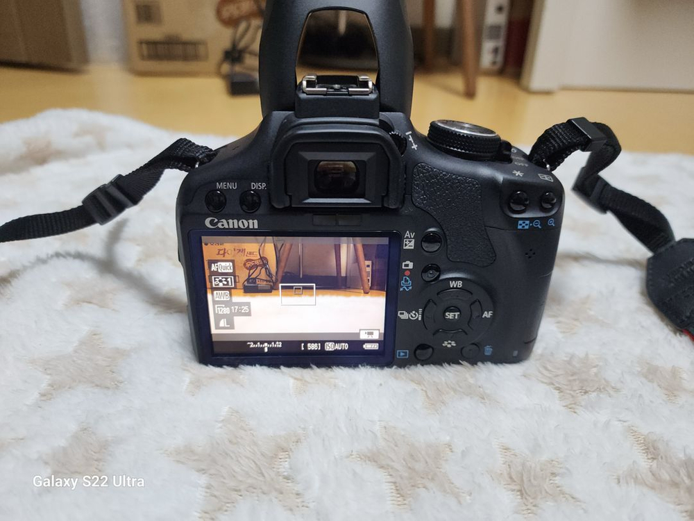 캐논 EOS 500D 카메라 18-55mm입니다.메모리4GB.가방포함 정상작동.화면좌측측면.고무덥게없음(사진참고).--6