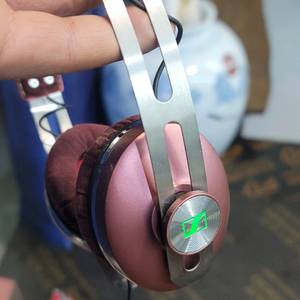 음질최강 젠하이저 모멘텀 온이어 1세대 핑크 출시 당시 가격: 약 23만 원 ~ 25만 원 ($229.99).판매가