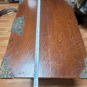 (골동품/인테리어최강) 묵직한 통원목 대형 뒤주 판매합니다요즘 뒤주와는 달라요판매가: 10만금속 장식 상태가 양호하