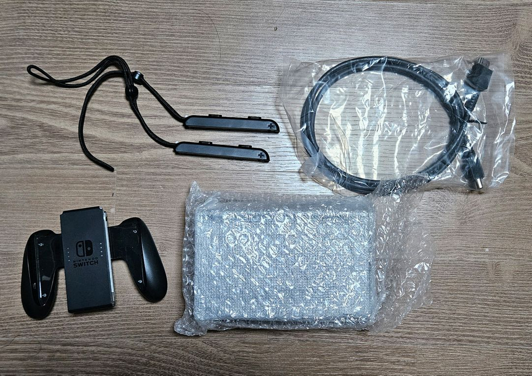 닌텐도 스위치1 (64기가 sd카드 내장)+스위치 케이스+몬스터헌터라이즈+마리오카트8디럭스+프로 컨트롤러 팝니다!!--1