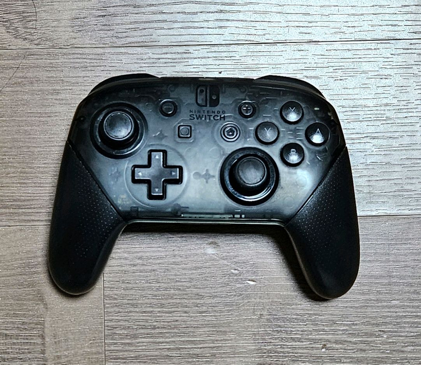 닌텐도 스위치1 (64기가 sd카드 내장)+스위치 케이스+몬스터헌터라이즈+마리오카트8디럭스+프로 컨트롤러 팝니다!!--4