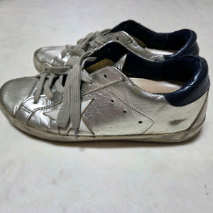 골든구스 실버 네이비탭 230사이즈 36사이즈 판매합니다.