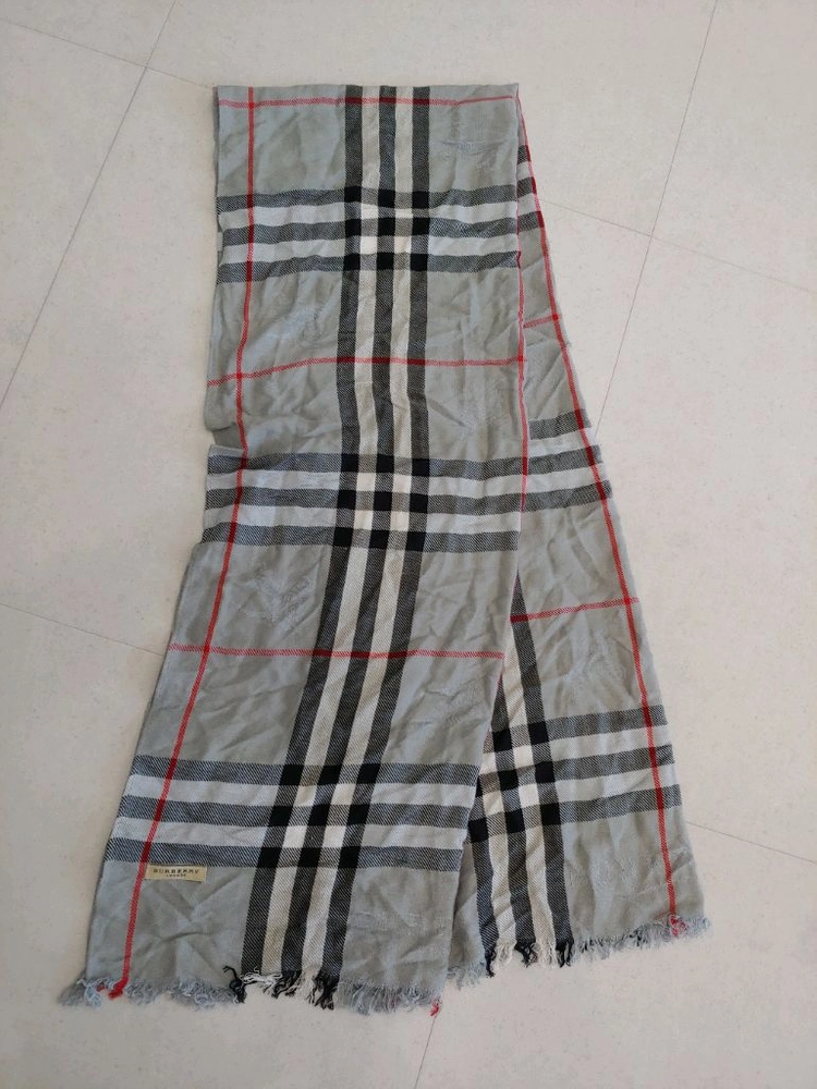 버버리 체크 패턴 스카프 이미지