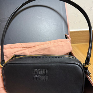 미우미우 가죽파우치