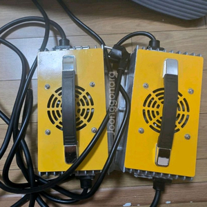 모히또 스쿠터충전기 1개팔아요 15만 직거래 수원