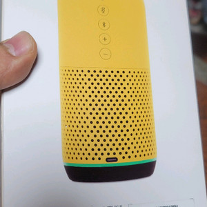 네이버 클로바 AI 스피커 프렌즈+ 샐리 캐릭터 입니다- 무게 374g, 오디오 출력 10W로 가볍고 풍부한 사운드