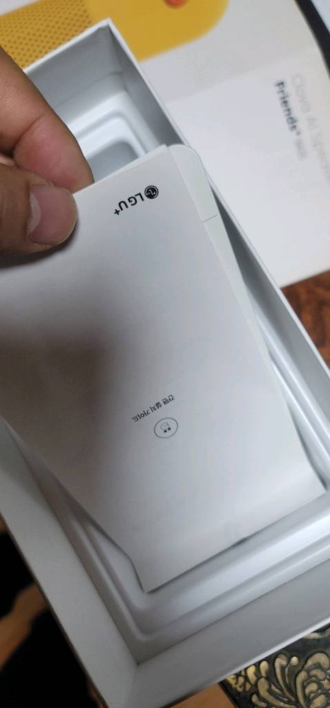 네이버 클로바 AI 스피커 프렌즈+ 샐리 캐릭터 입니다- 무게 374g, 오디오 출력 10W로 가볍고 풍부한 사운드 이미지