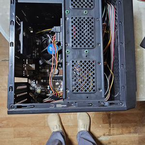 본체컴퓨터 팝니다. i3 6100 / ram 8gb / mb h110 / ssd 120gb