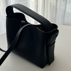 ARKET 아르켓 레더 크로스 백(사이즈24x19x10)