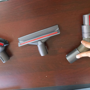 다이슨 v8 청소기 툴 3종 미사용품.정품이며 보관만 했던 미사용품 이미지