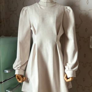 크림 핀턱 퍼프 미니 원피스 새제품