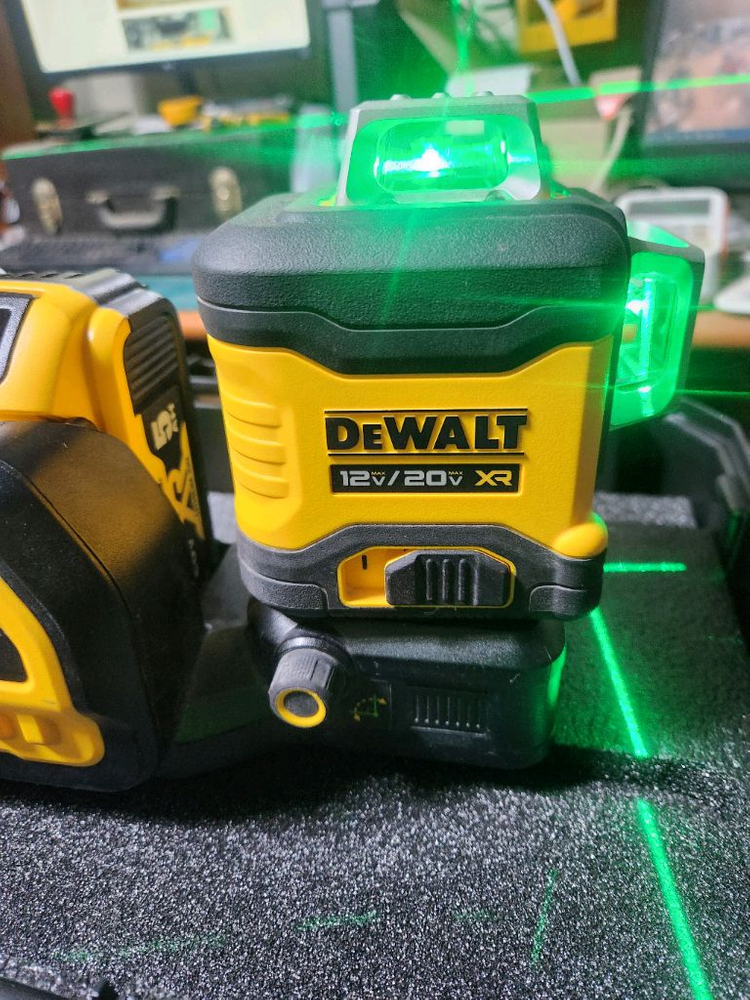 디월트 20v 그린레벨기 DCE089G18 A급 판매 이미지