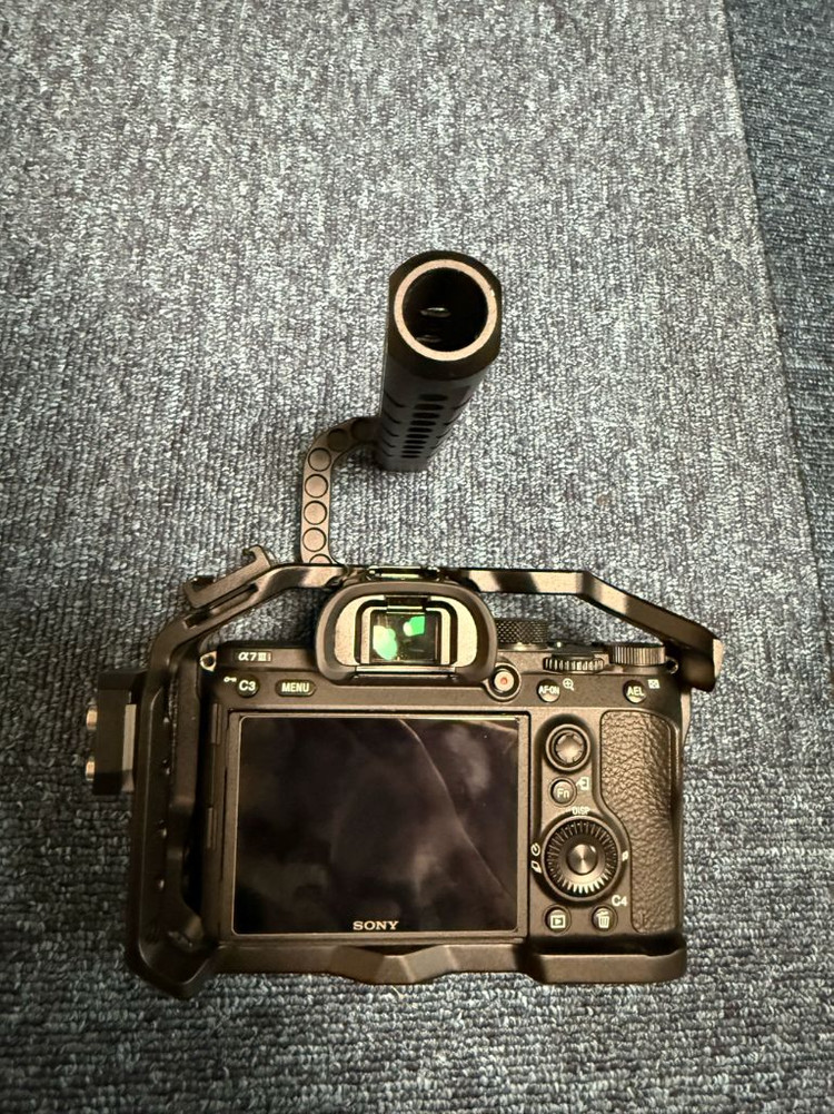 소니 풀프레임 미러리스 a7m3 + 8sinn 케이지 + 추가 정품 배터리--3