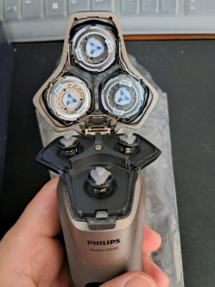 필립스 전기면도기 5000시리즈--3