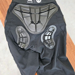 지폼 버튼 엉덩이 보호대 M 2425