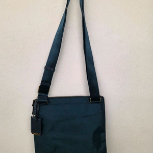 투미 짙은 녹색 크로스백