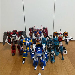 또봇 로켓, 스피드, 탱크보이, 기간트세이버, 마스터v 일괄 판메합니다.