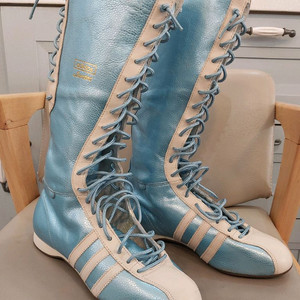 아디다스 산토스 하이 여성용 235mm 부츠입니다. 택포 18만원